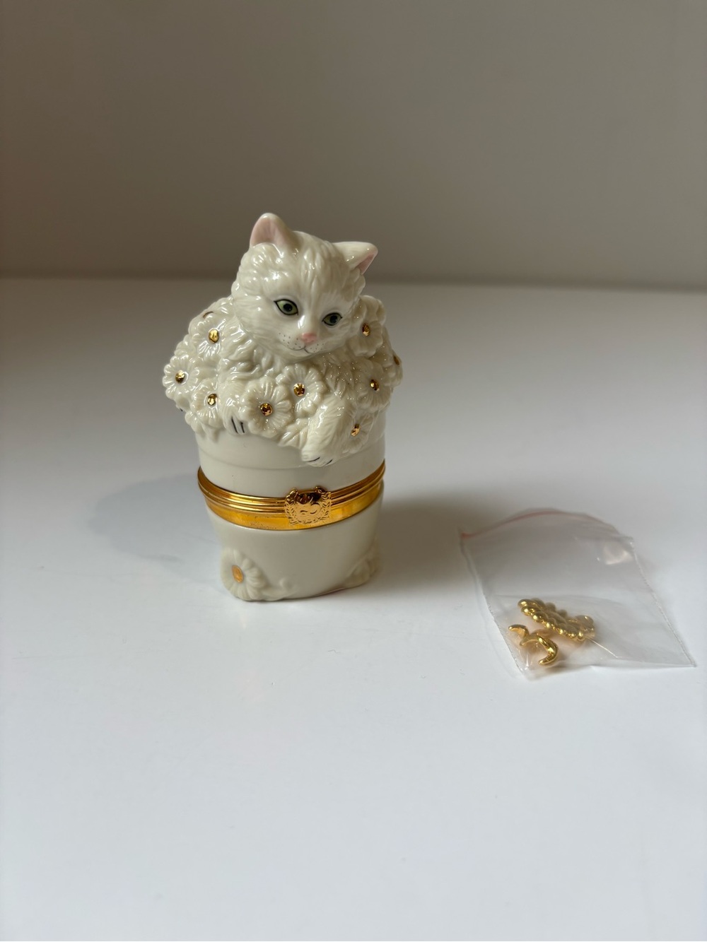 Lenox Treasures Inquisitive Kitten With Flower Charm Trinket Box